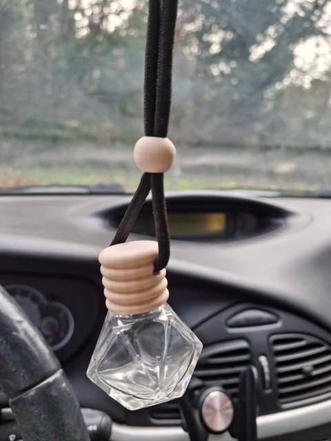 Diffuseur de parfum pour voiture à suspendre