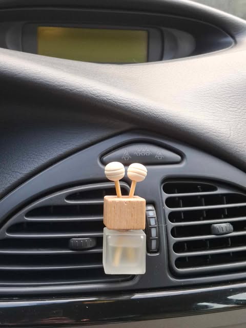 Diffuseur de parfum pour voiture grille aération